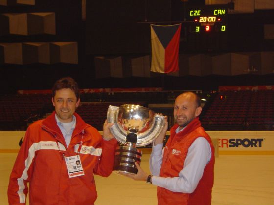 Die beiden offical speaker der IIHF Eishockey WM 2005 in Wien mit dem Objekt der Begierde (bevor ihn sich Jaromir Jagr schnappte) © Archiv